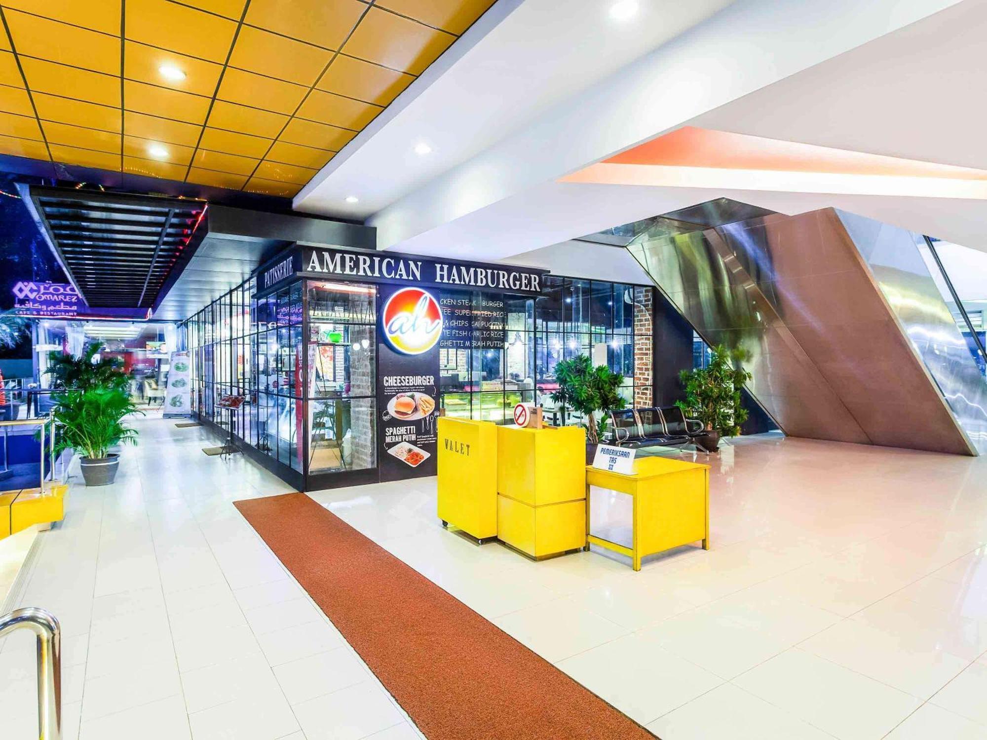 Ibis Budget Jakarta Cikini Экстерьер фото