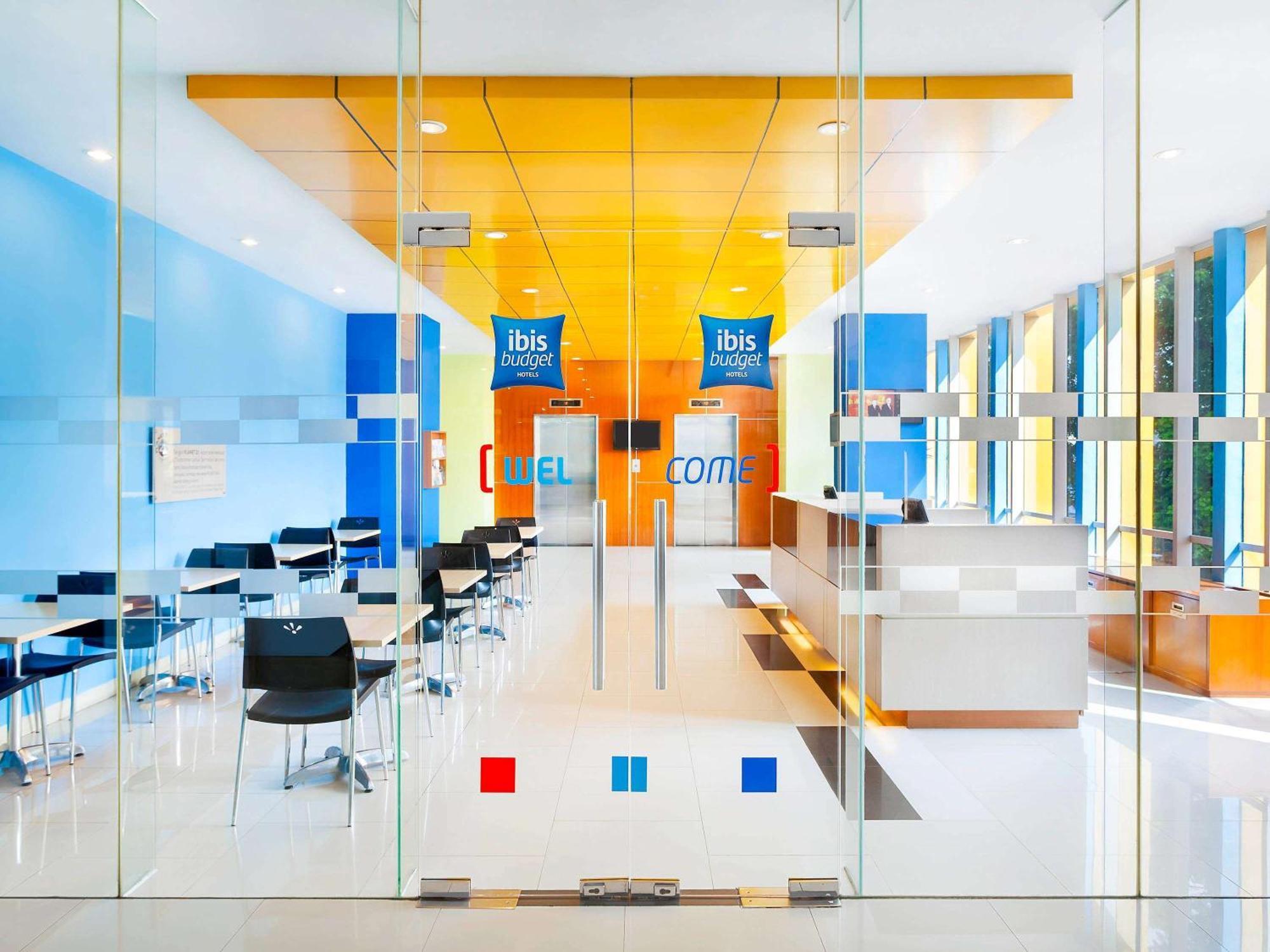 Ibis Budget Jakarta Cikini Экстерьер фото