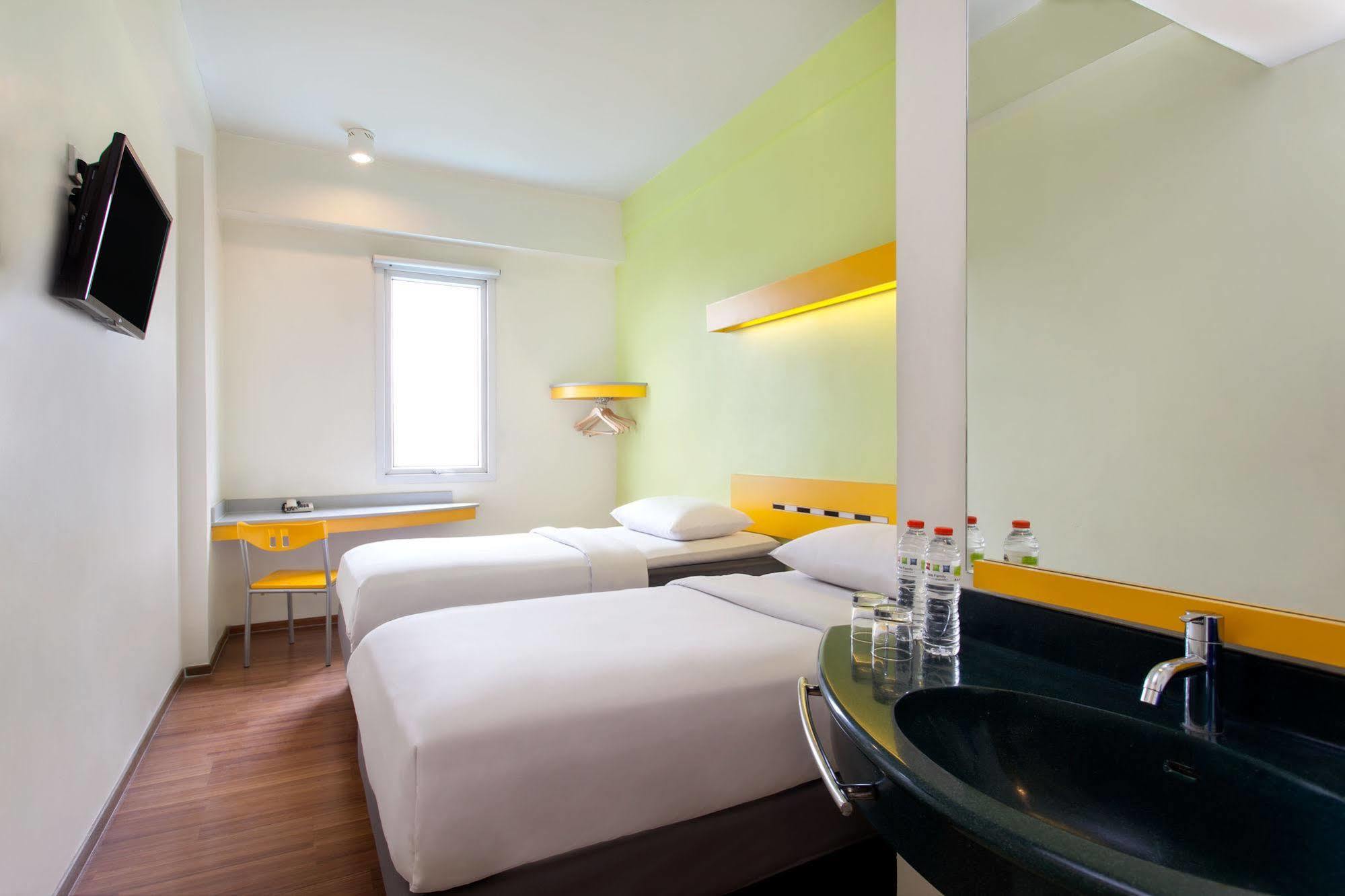 Ibis Budget Jakarta Cikini Экстерьер фото