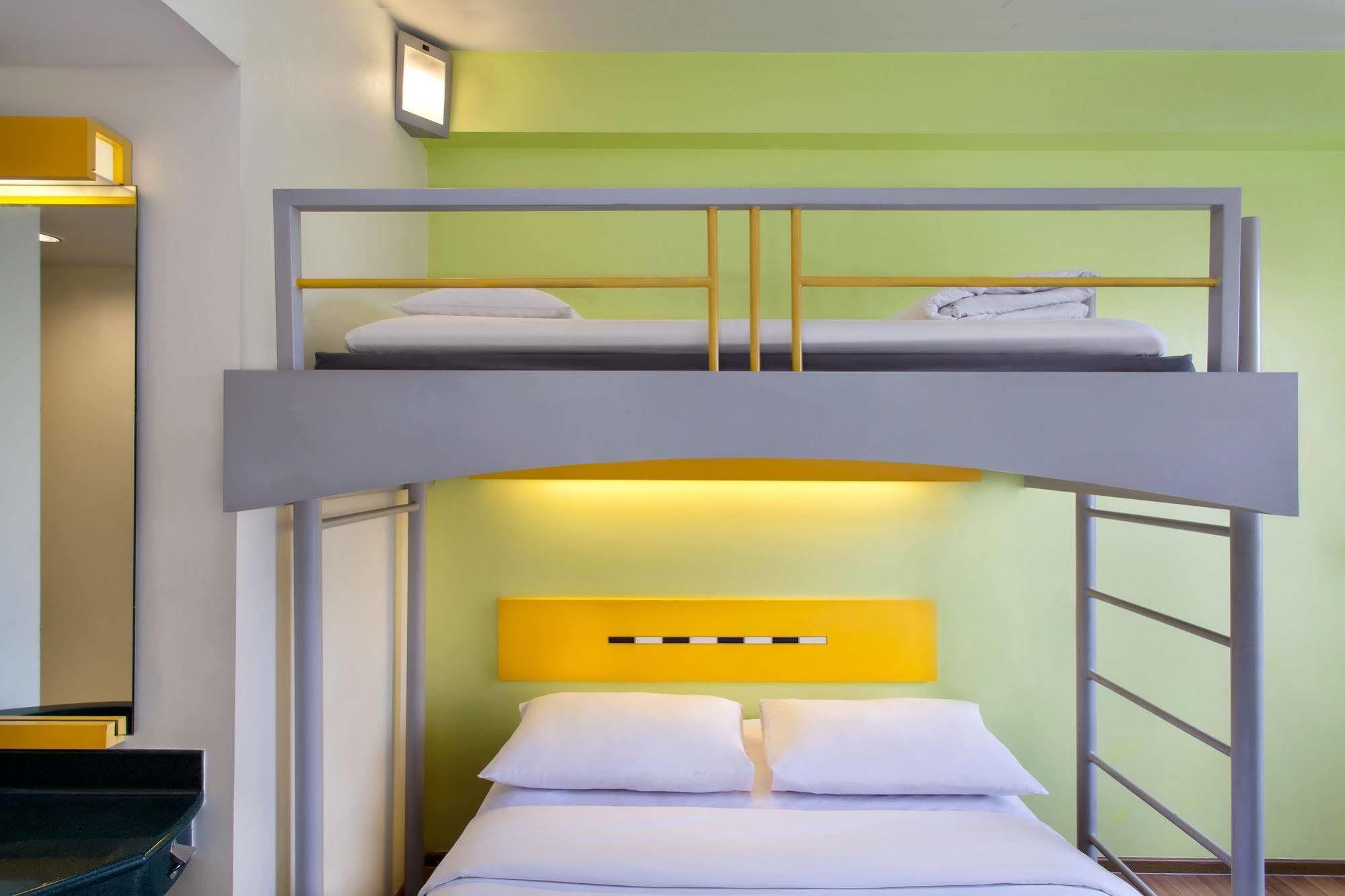 Ibis Budget Jakarta Cikini Экстерьер фото