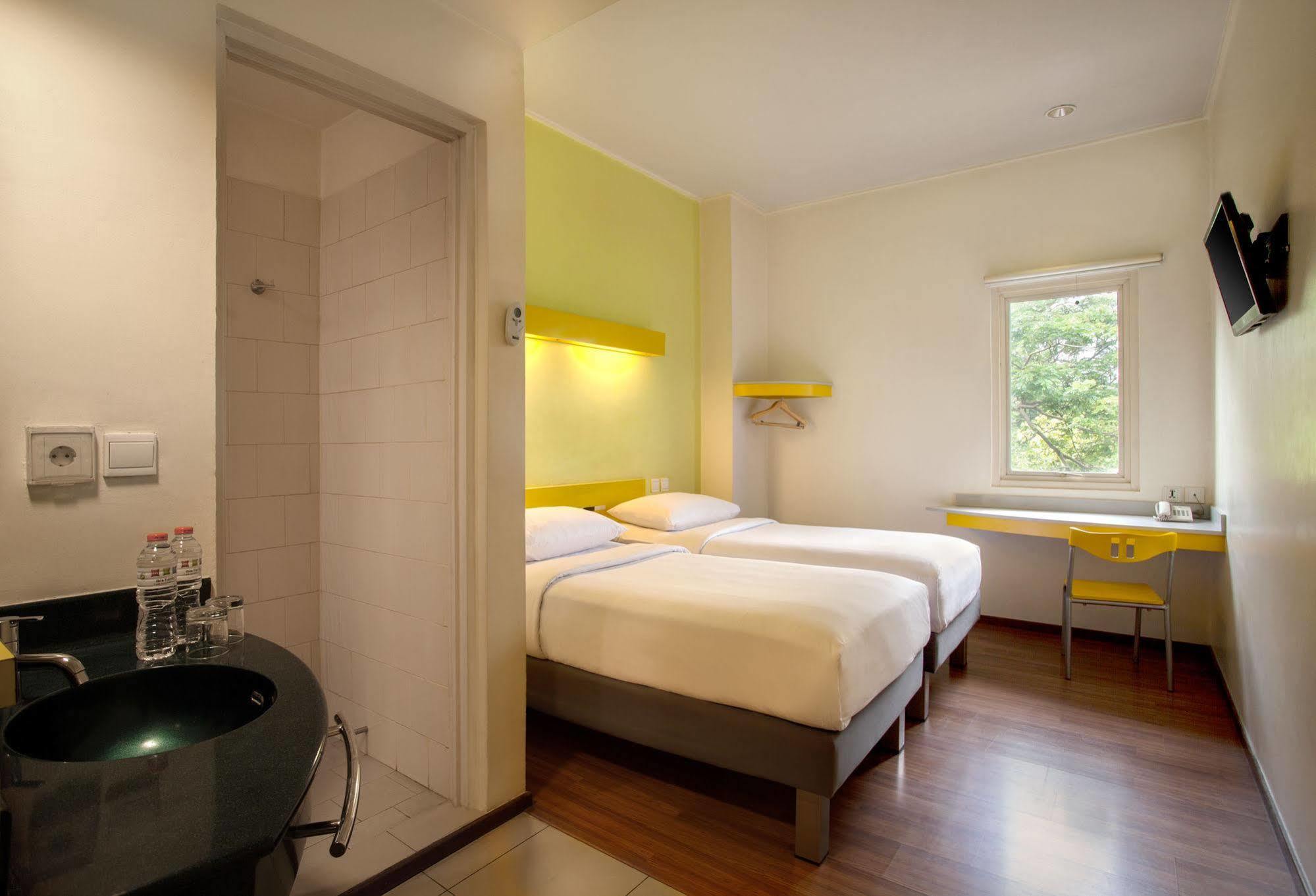 Ibis Budget Jakarta Cikini Экстерьер фото