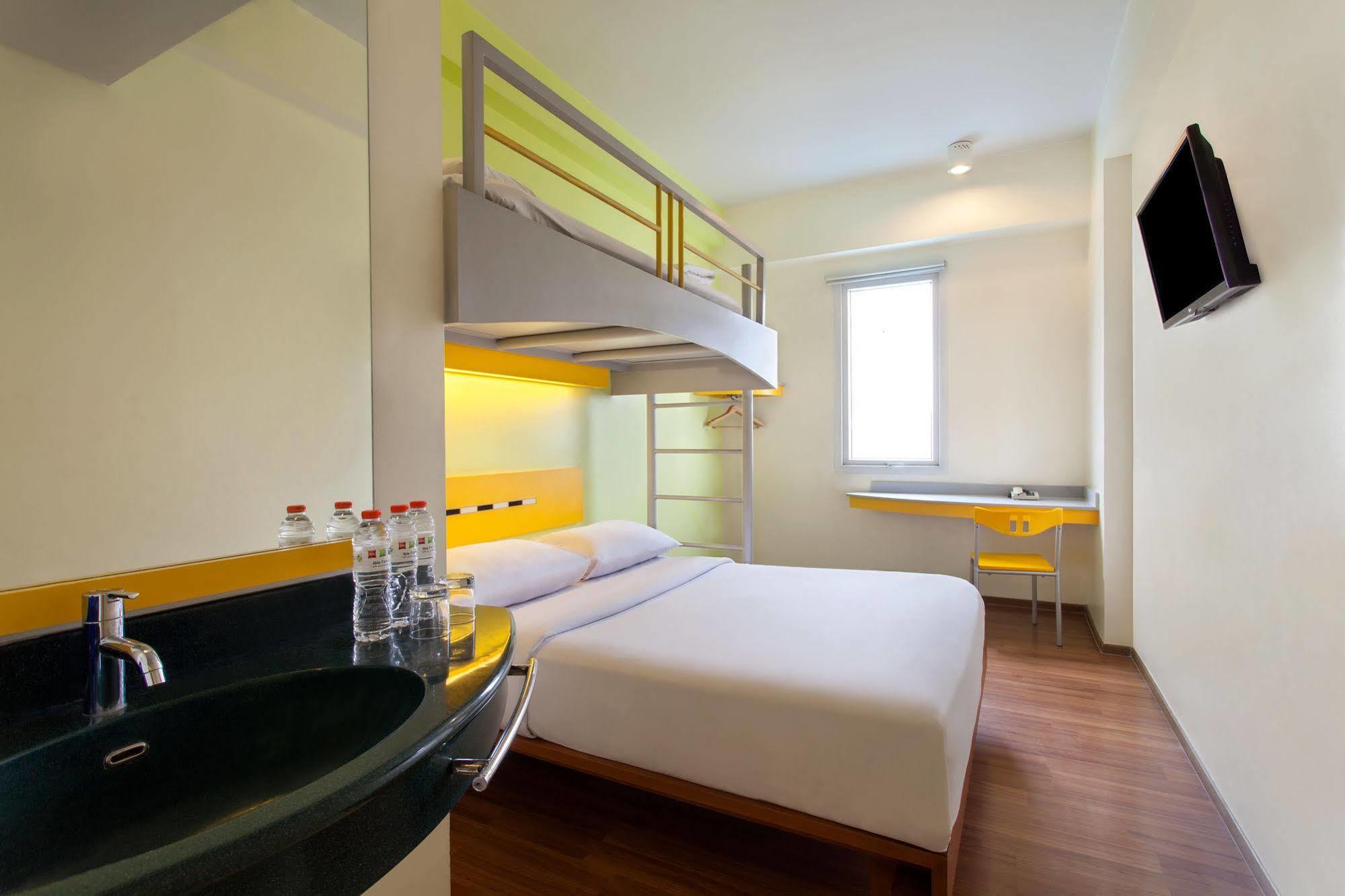 Ibis Budget Jakarta Cikini Экстерьер фото